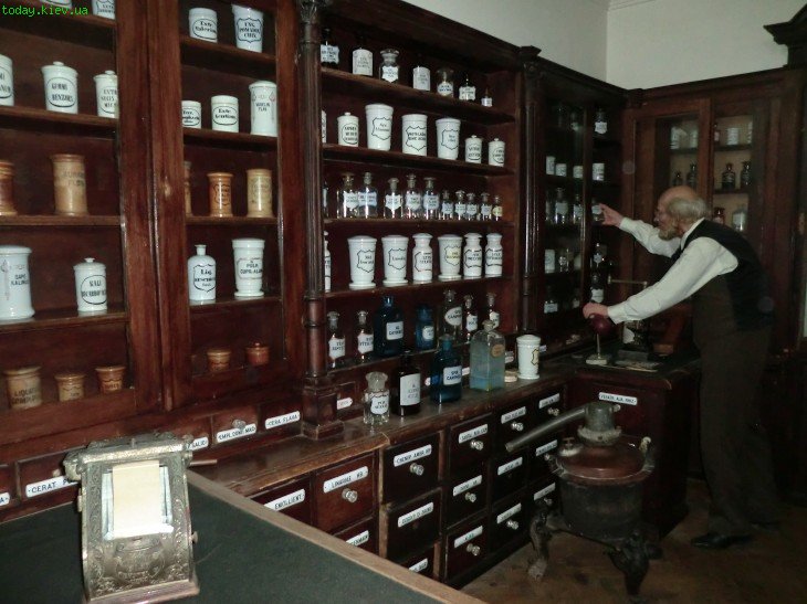 Старая аптека сайт. Старая аптека. Древняя аптека. Старинная аптека Ереван. Музей медицины.